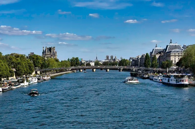 巴黎正式开放塞纳河三处区域供公众游泳 巴黎正式开放塞纳河三处区域供公众游泳