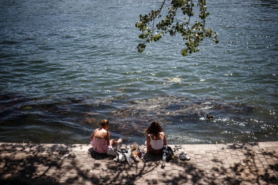 百年禁令解除，巴黎人跳进塞纳河游泳