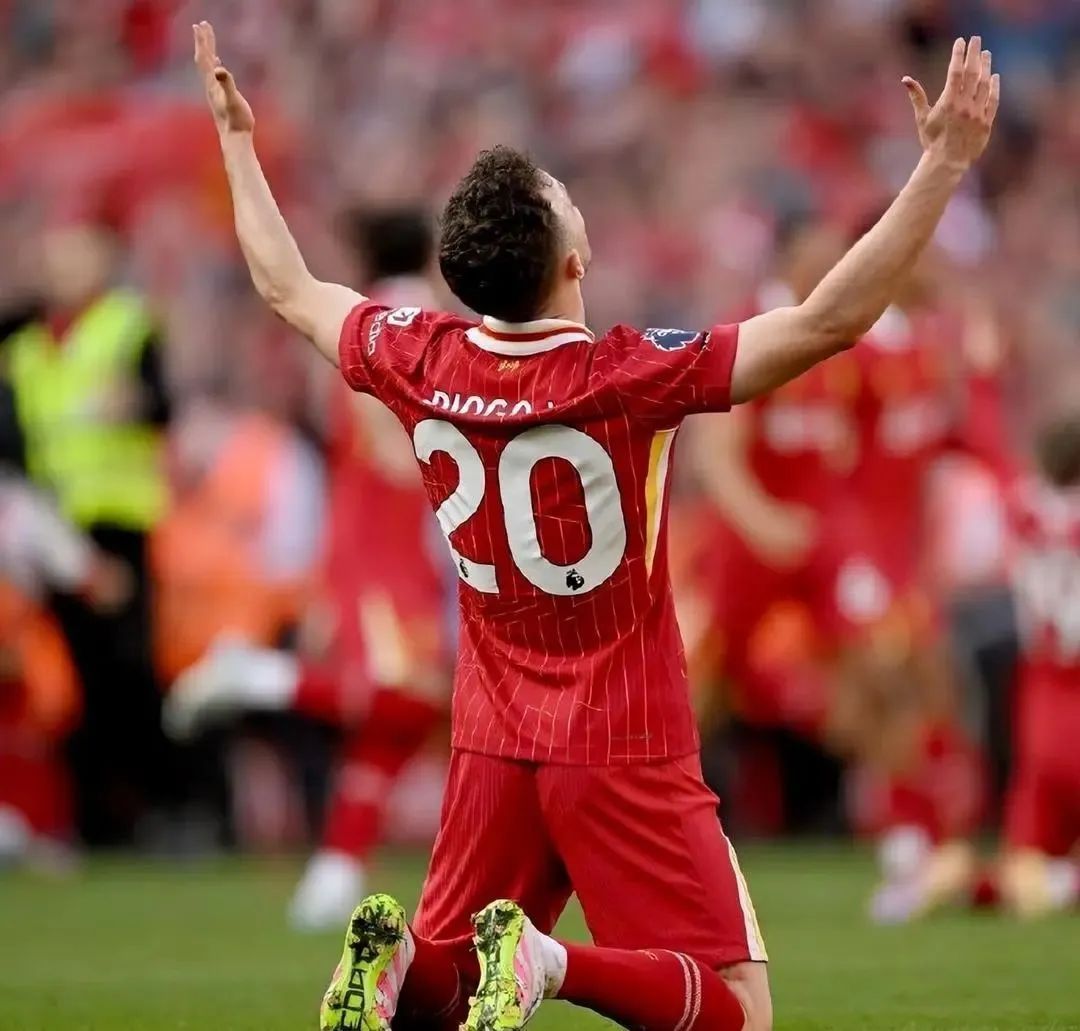 催泪!若塔葬礼举行,妻子趴棺木痛哭,葡萄牙队友为他抬棺!FIFA总部已降半旗志哀 催泪!若塔葬礼举行,妻子趴棺木痛哭,葡萄牙队友为他抬棺!FIFA总部已降半旗志哀