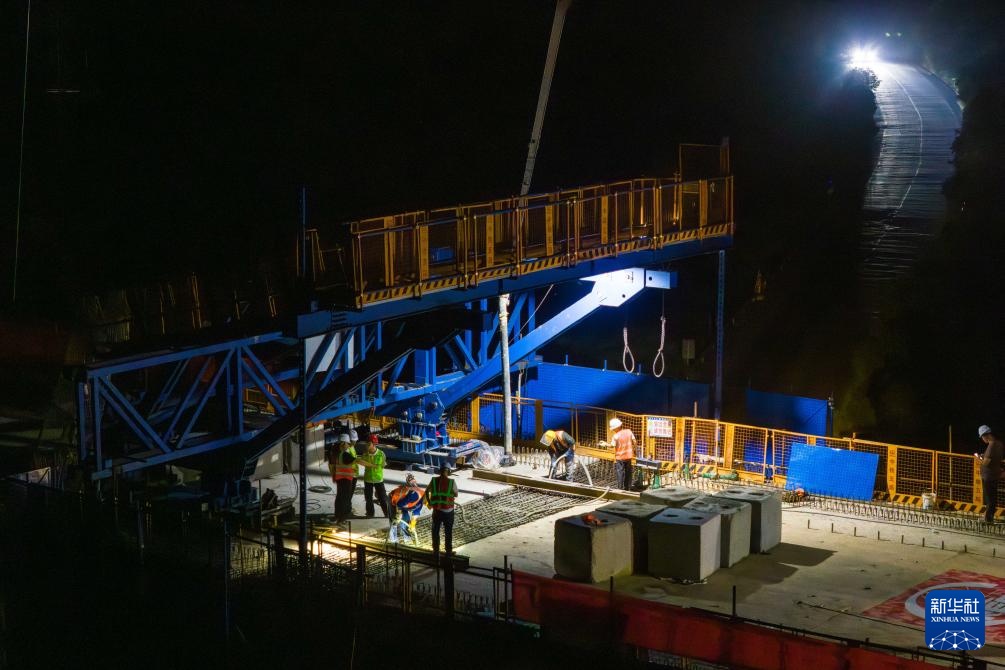 邵永高铁全线首座连续梁成功合龙