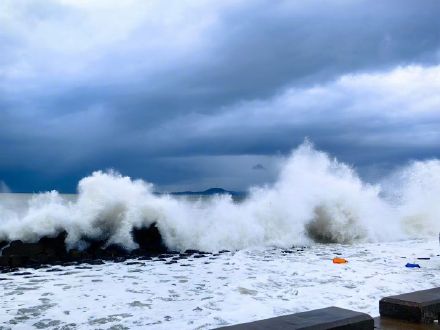 台风丹娜丝来临前夕 汕头海浪犹如卷起千堆雪