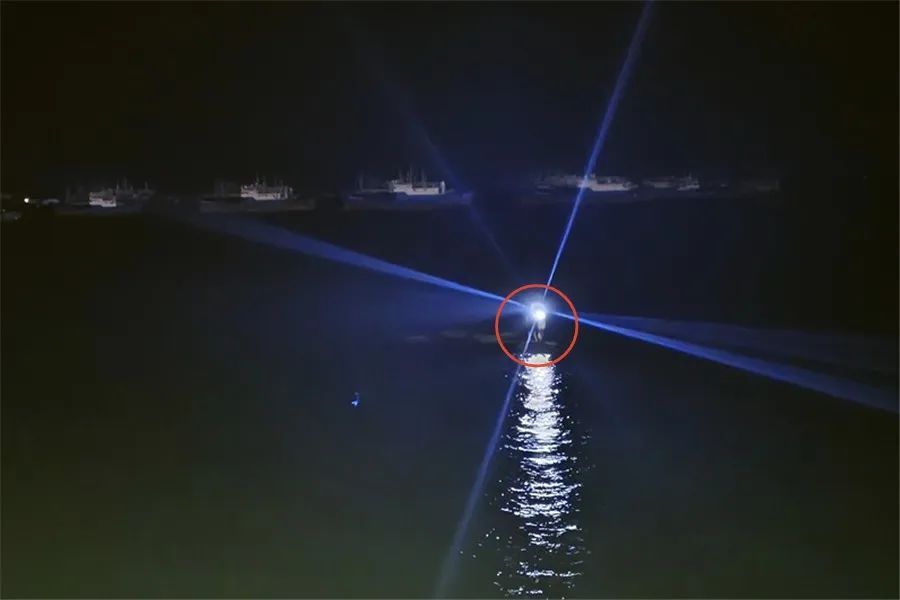 凌晨，两男子忘情垂钓！回头一看周围全是水