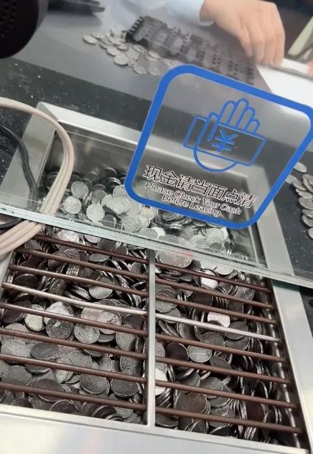 男子扛着140斤硬币存银行遭拒收！这些硬币竟来自垃圾焚烧厂