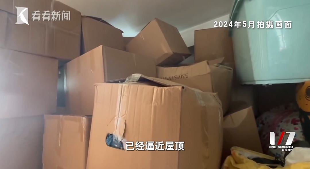 花掉近200万,屋内散发异味,只能爬着进出…独居女子将自家变成了“垃圾场” 花掉近200万,屋内散发异味,只能爬着进出…独居女子将自家变成了“垃圾场”