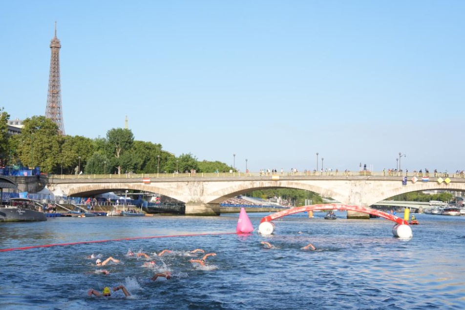 百年禁令解除，巴黎人跳进塞纳河游泳