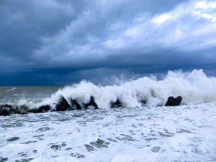 台风丹娜丝来临前夕 汕头海浪犹如卷起千堆雪