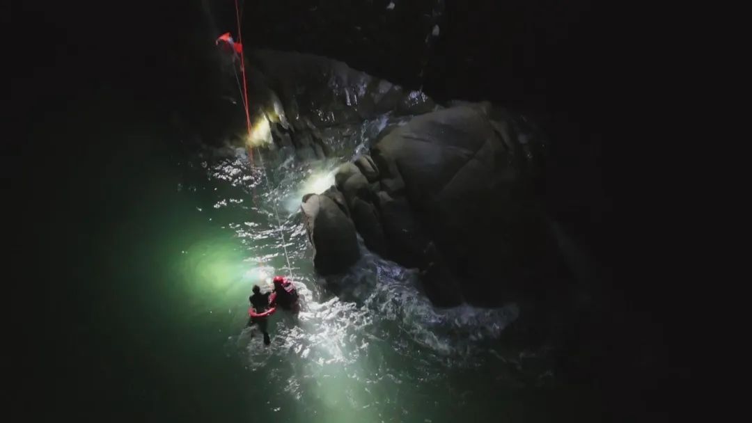 凌晨，两男子忘情垂钓！回头一看周围全是水