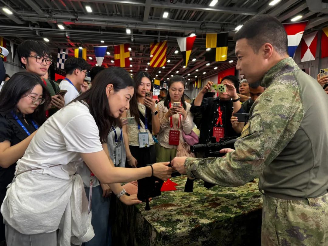 登舰参观，霍震霆、霍启刚、郭晶晶都来了！