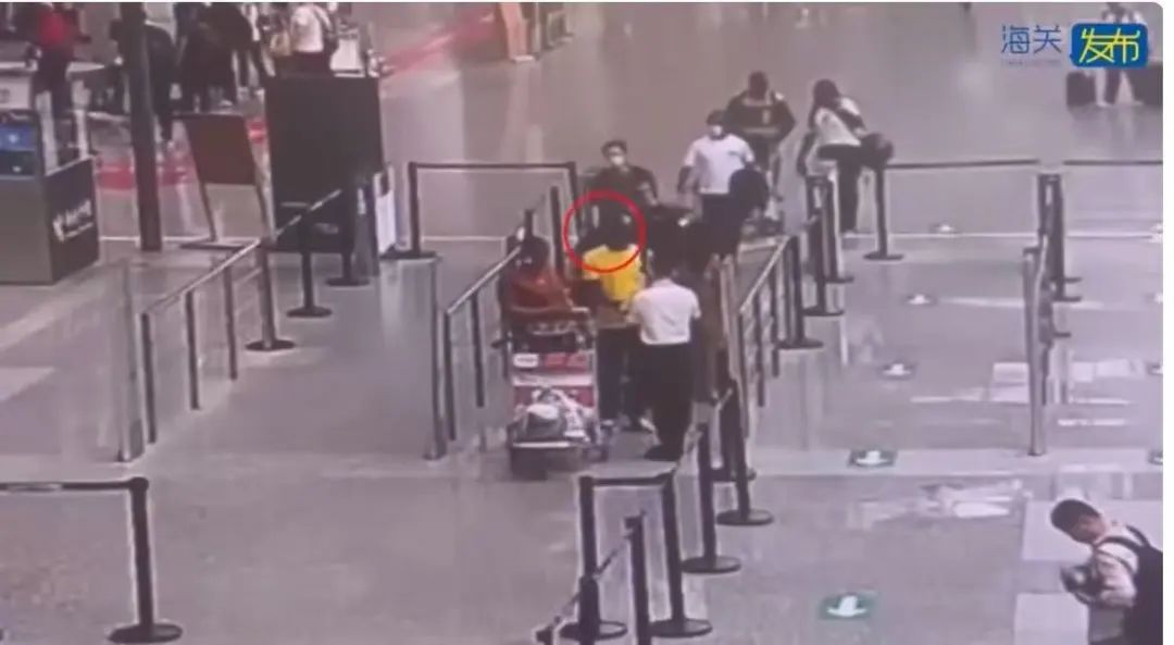 海关查获!男子在体内藏了7颗...已全部排出! 海关查获!男子在体内藏了7颗...已全部排出!