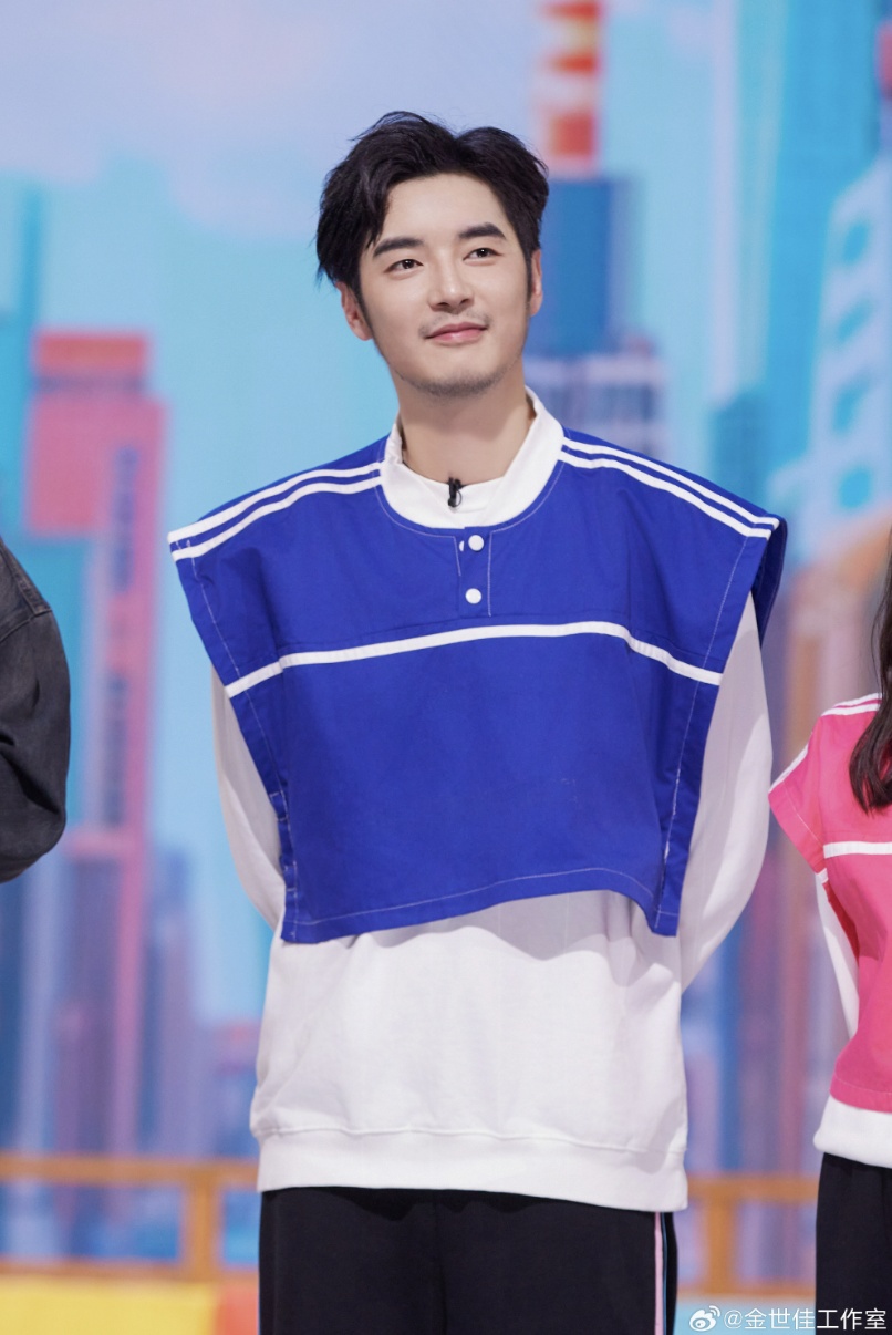 热搜第一!有网友在公园捡到金世佳身份证,工作室回应 热搜第一!有网友在公园捡到金世佳身份证,工作室回应