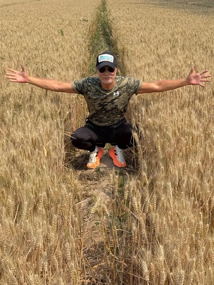 70岁影帝任达华在山东老家种玉米:静待秋收,我来掰棒子!上个月刚割了小麦 70岁影帝任达华在山东老家种玉米:静待秋收,我来掰棒子!上个月刚割了小麦