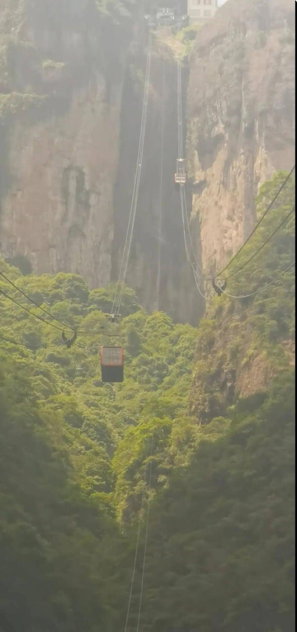 浙江神仙居景区缆车停电致游客被困半空，多名老人步行下山中暑