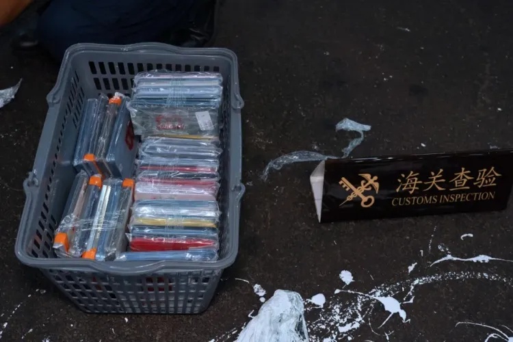 油漆桶内有猫腻!海关查获跨境司机利用油漆桶藏匿旧手机进境案 油漆桶内有猫腻!海关查获跨境司机利用油漆桶藏匿旧手机进境案