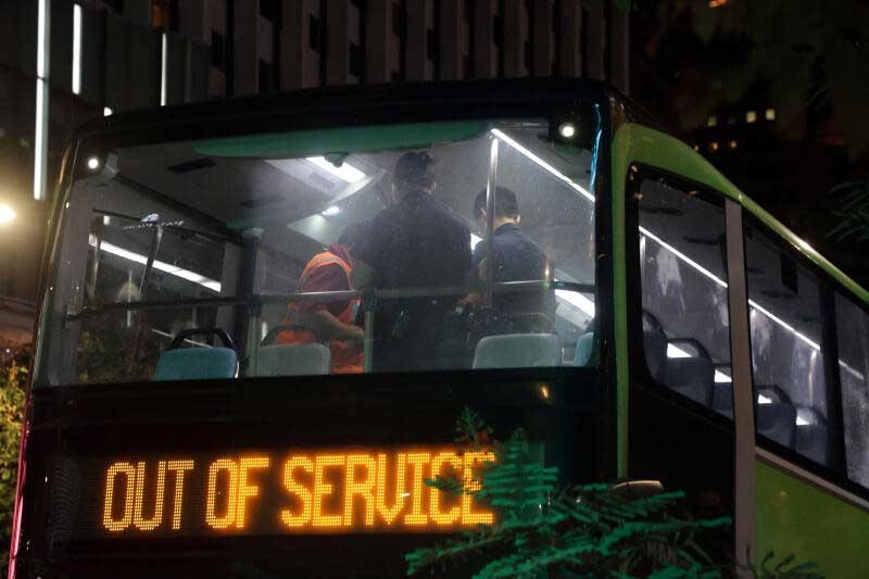 新加坡一女子坐公交遭酒瓶砸窗毁容,目击者:看到路边有个男子投掷酒瓶 新加坡一女子坐公交遭酒瓶砸窗毁容,目击者:看到路边有个男子投掷酒瓶