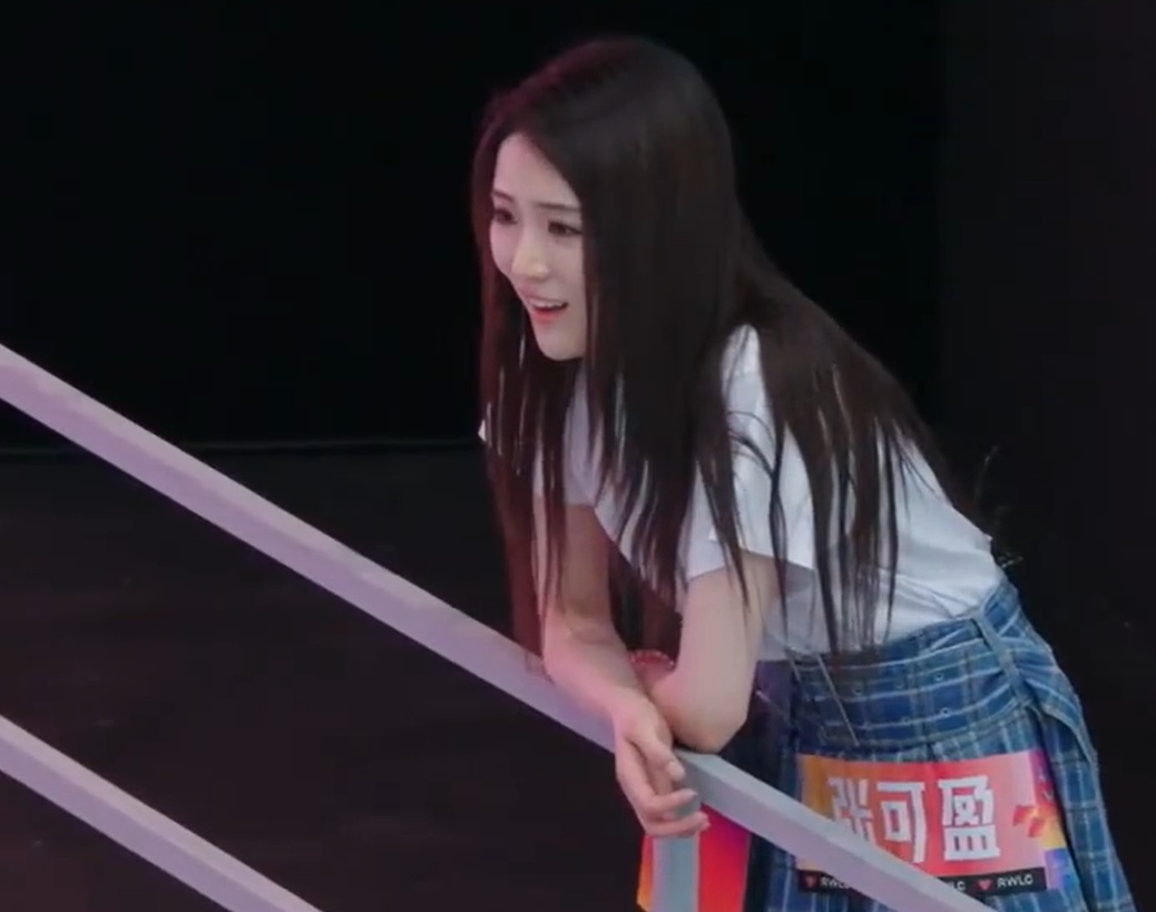 冲上热搜！张凯丽女儿张可盈回应“节目里爆哭”：可能是脑子进水了