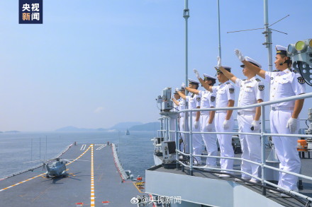 香港用水门礼送别山东舰 香港用水门礼送别山东舰