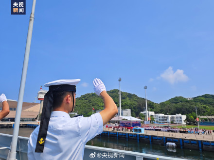 依依惜别！香港中学生向湛江舰敬礼告别