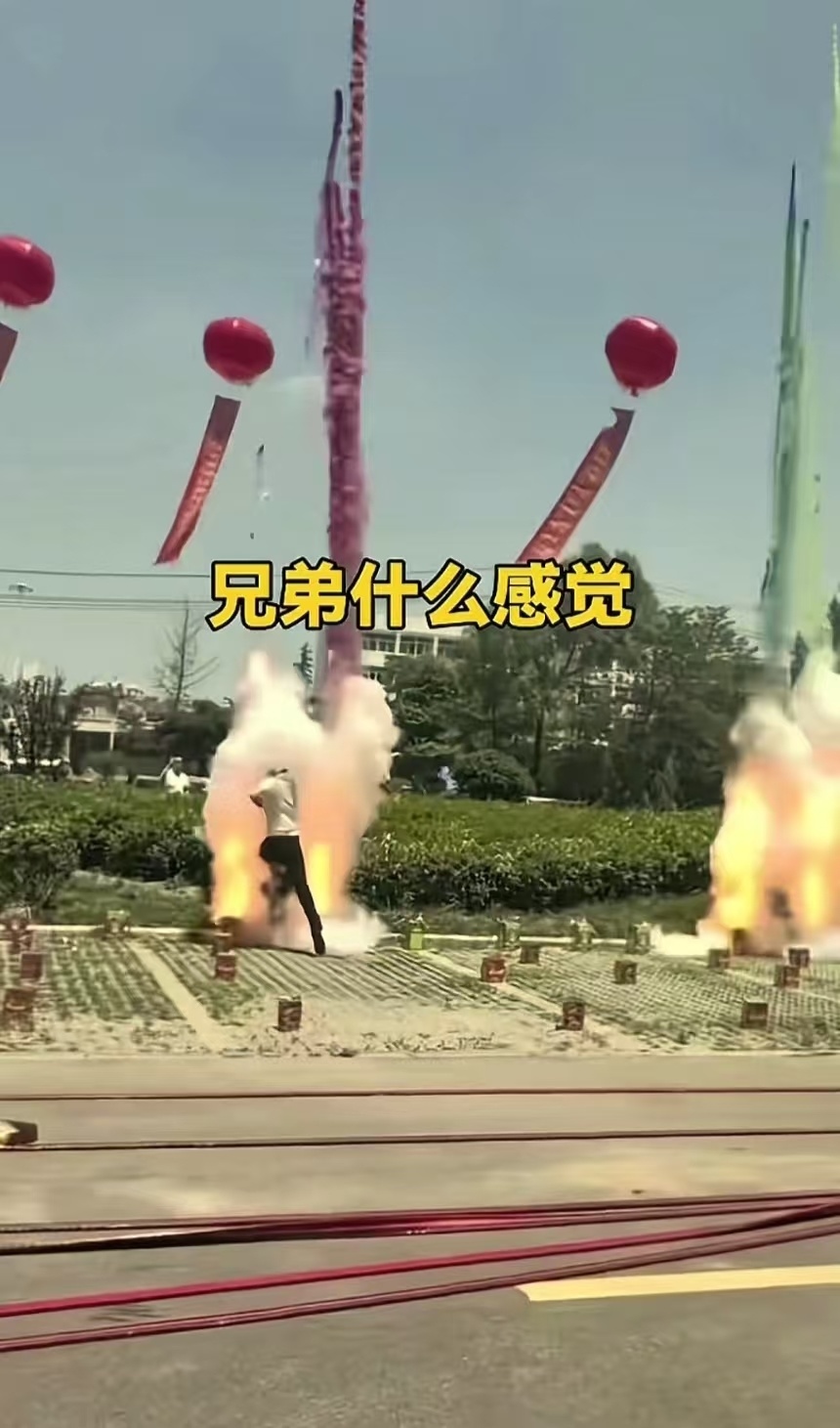 湖北一店铺开业典礼期间,一男子冲入爆燃烟花中,店铺:确有此事,他没受伤 湖北一店铺开业典礼期间,一男子冲入爆燃烟花中,店铺:确有此事,他没受伤