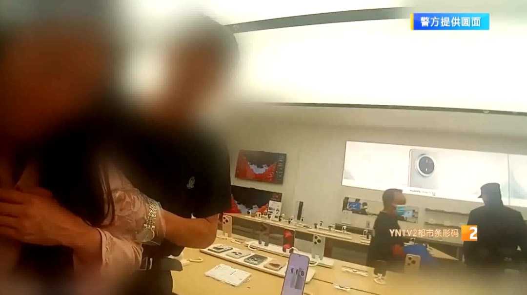 “全是白蛇在翻滚” 女子冲入店铺惊恐万分!民警:吃菌子没? “全是白蛇在翻滚” 女子冲入店铺惊恐万分!民警:吃菌子没?