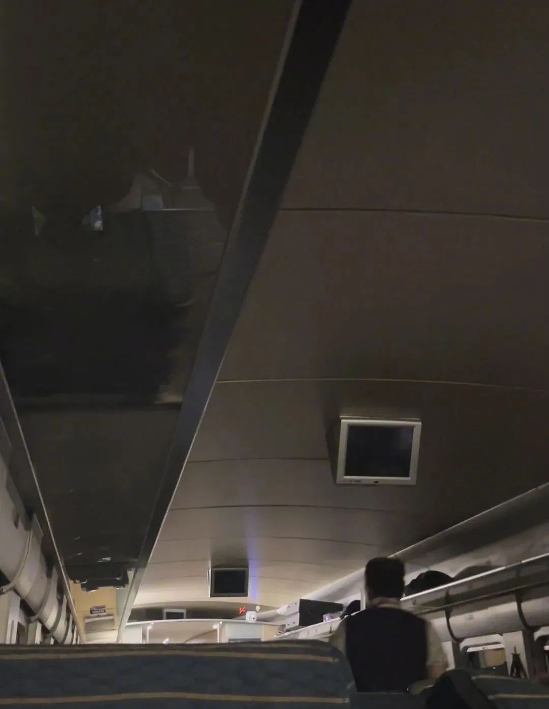 G7272列车抵南京南站前突然停车并停电,乘客:灯和冷气关闭,约20分钟后恢复供电 G7272列车抵南京南站前突然停车并停电,乘客:灯和冷气关闭,约20分钟后恢复供电