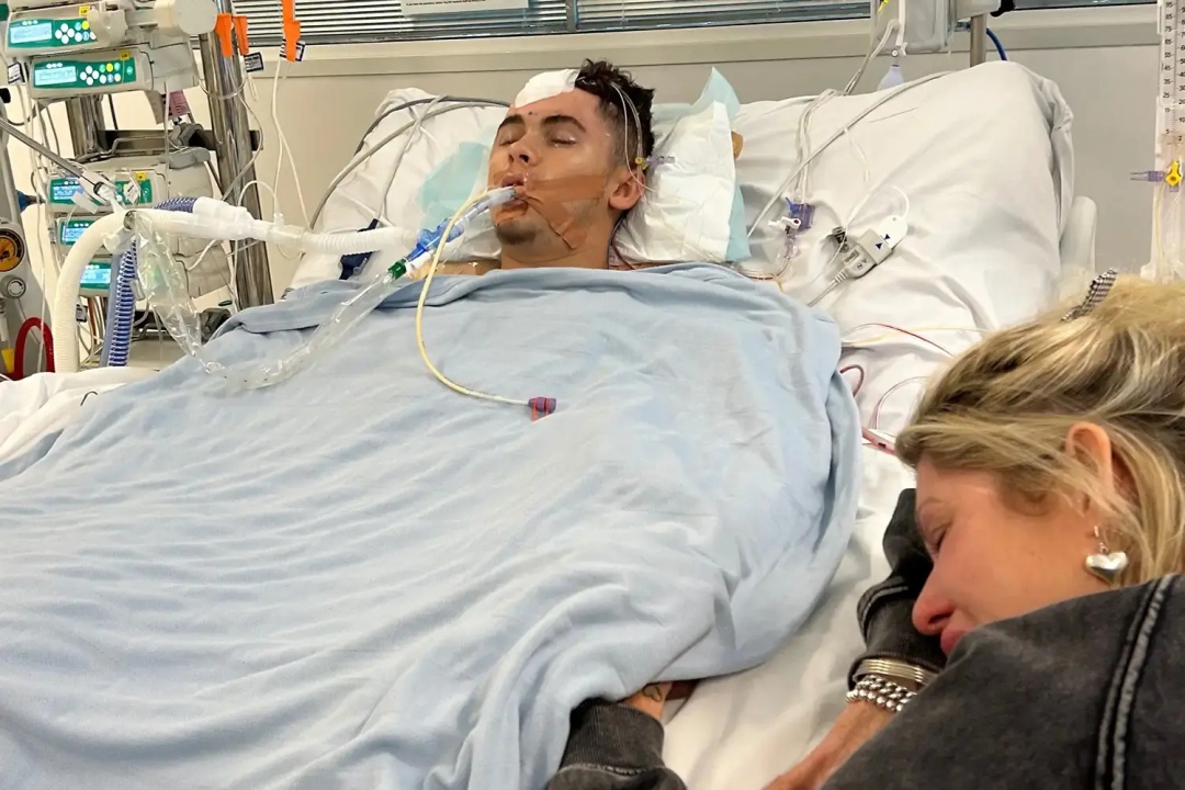 18岁男生与女友同居太兴奋后空翻摔死,当时自己还能站起来…… 18岁男生与女友同居太兴奋后空翻摔死,当时自己还能站起来……