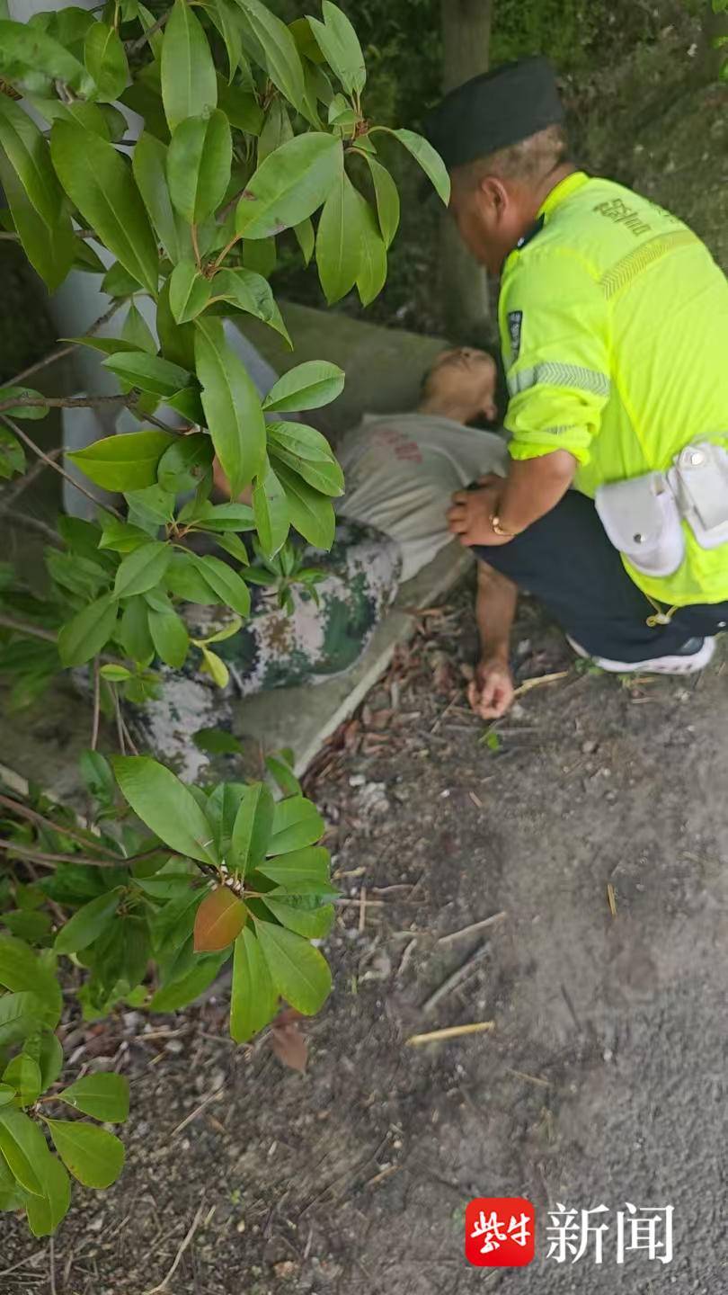 老奶奶中暑晕倒路边 幸遇巡逻民警 老奶奶中暑晕倒路边 幸遇巡逻民警