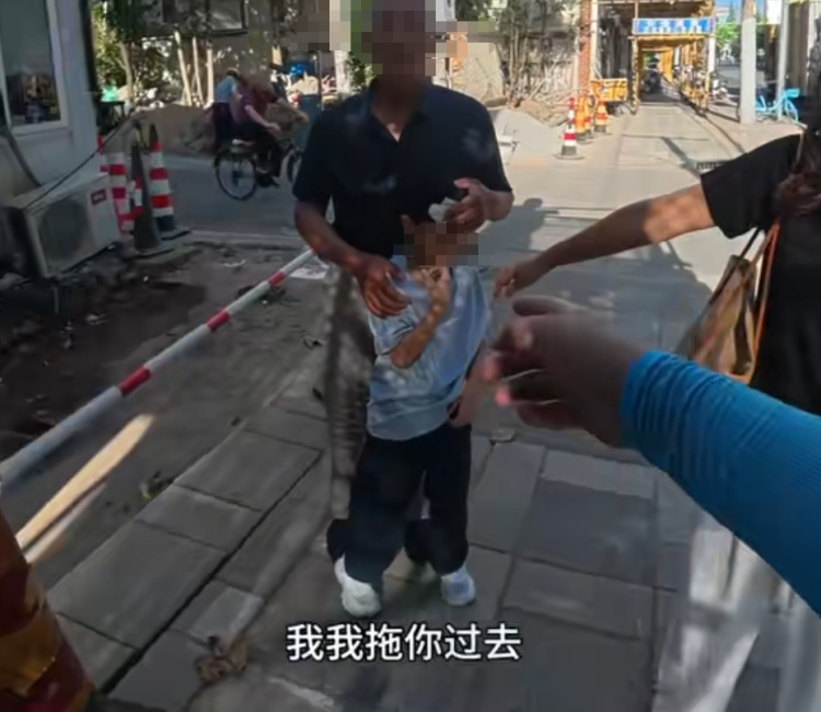 路遇男孩头部流血,他连单都不送了!网友:骑手变骑士 路遇男孩头部流血,他连单都不送了!网友:骑手变骑士