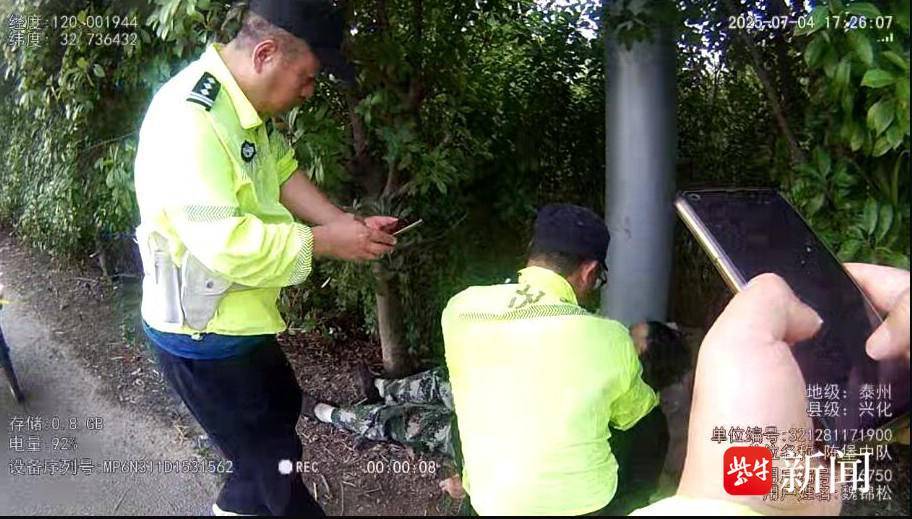 老奶奶中暑晕倒路边 幸遇巡逻民警 老奶奶中暑晕倒路边 幸遇巡逻民警