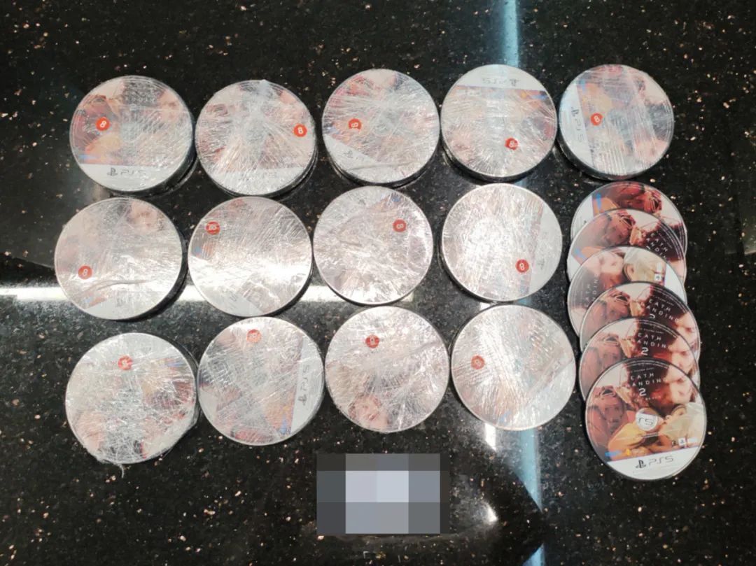 男子入境时用塑料薄膜在两腿绑168张PS5游戏《死亡搁浅2》光盘,被海关查获 男子入境时用塑料薄膜在两腿绑168张PS5游戏《死亡搁浅2》光盘,被海关查获