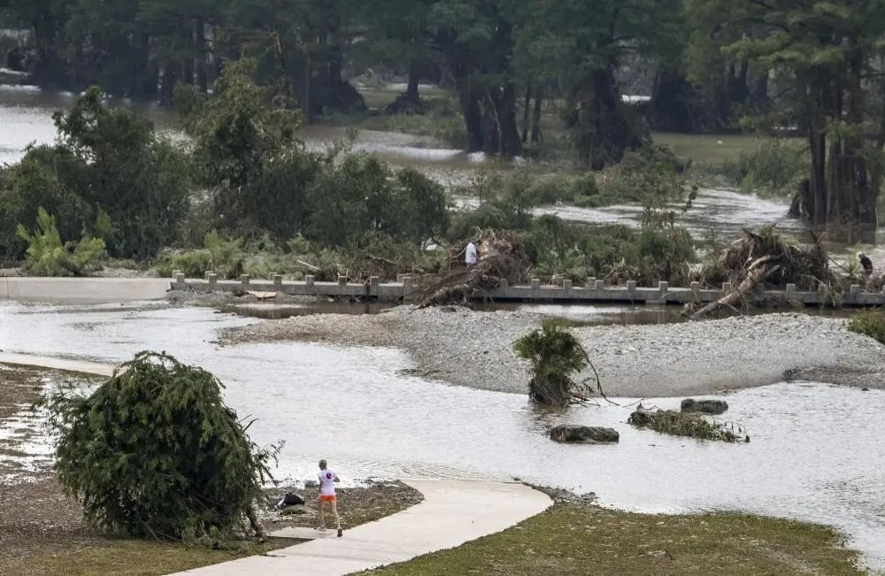 美国得州洪灾:27名夏令营女孩仍生死未卜 美国得州洪灾:27名夏令营女孩仍生死未卜