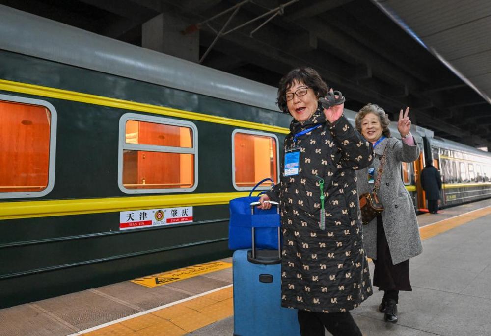 新华视点丨“银发专列”为何成为老年人出游“新宠”? 新华视点丨“银发专列”为何成为老年人出游“新宠”?