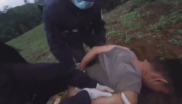 潜伏、堵截、飙车……他与毒贩们的边境生死战 潜伏、堵截、飙车……他与毒贩们的边境生死战