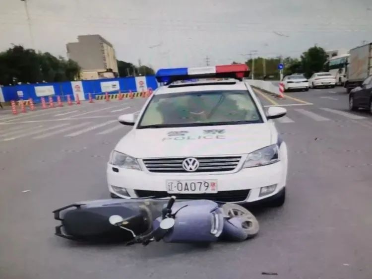 男子将私家车改成警车，不仅安装了假车牌警灯，还有警报器！与电动车剐碰后被识破