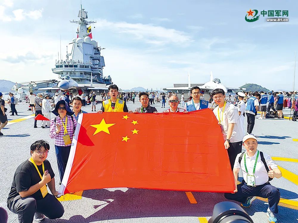 “我为祖国感到骄傲”——海军山东舰航母编队访港期间举行舰艇开放活动见闻 “我为祖国感到骄傲”——海军山东舰航母编队访港期间举行舰艇开放活动见闻