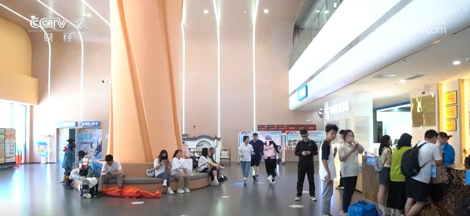 夏日消暑经济花样上新 “避暑+文化+潮流”跨界融合多业态消费火热 夏日消暑经济花样上新 “避暑+文化+潮流”跨界融合多业态消费火热