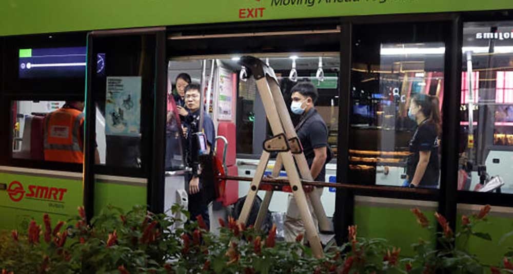 新加坡一女子坐公交遭酒瓶砸窗毁容,目击者:看到路边有个男子投掷酒瓶 新加坡一女子坐公交遭酒瓶砸窗毁容,目击者:看到路边有个男子投掷酒瓶