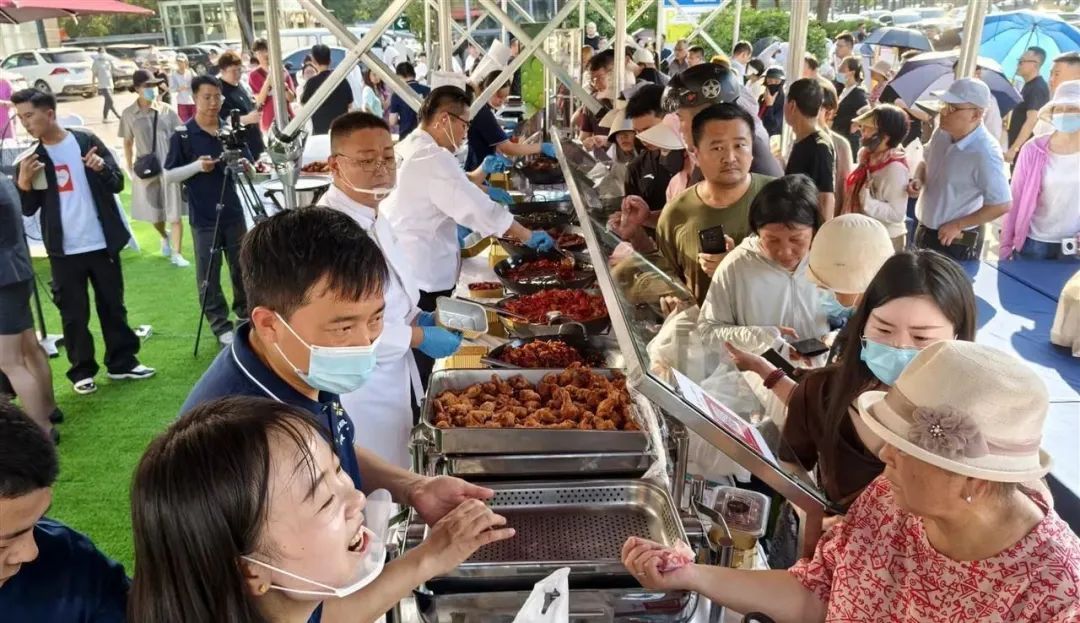 郑州五星级酒店摆地摊“37分钟卖光进账3万”：有市民下午四点开始排队