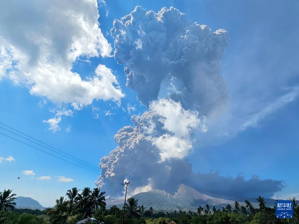 印度尼西亚一火山喷发 火山灰柱高约18公里
