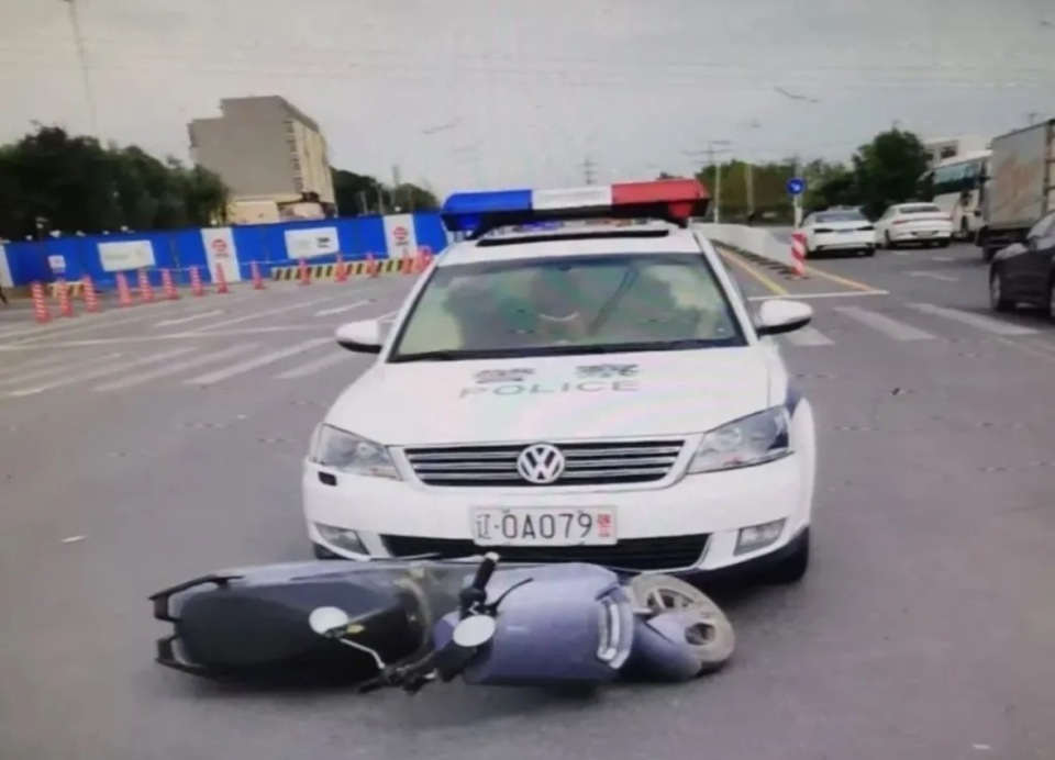 沈阳男子驾“警车”与电动车剐碰，被民警发现私自改装，律师：如情节严重或将获刑