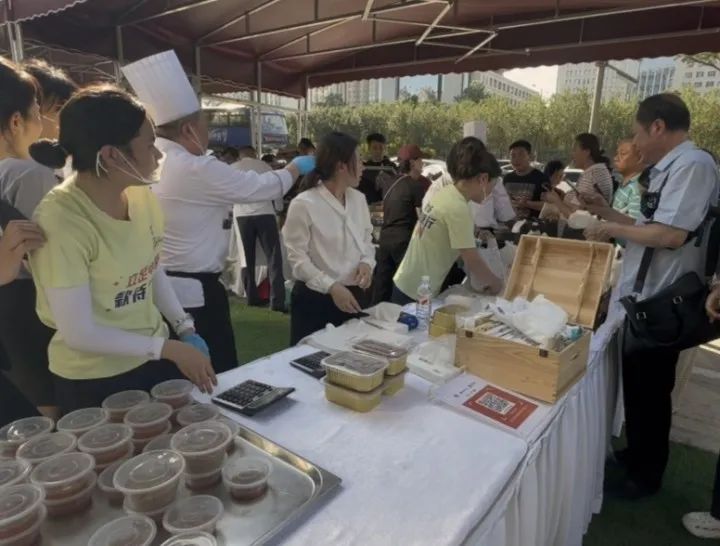 郑州五星级酒店摆地摊“37分钟卖光进账3万”：有市民下午四点开始排队