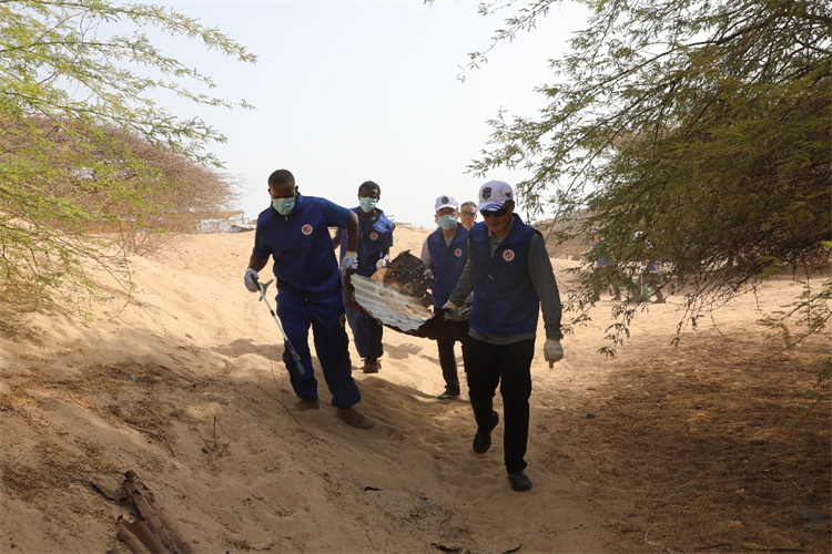 中国人民解放军驻吉布提保障基地清理维护当地海滩