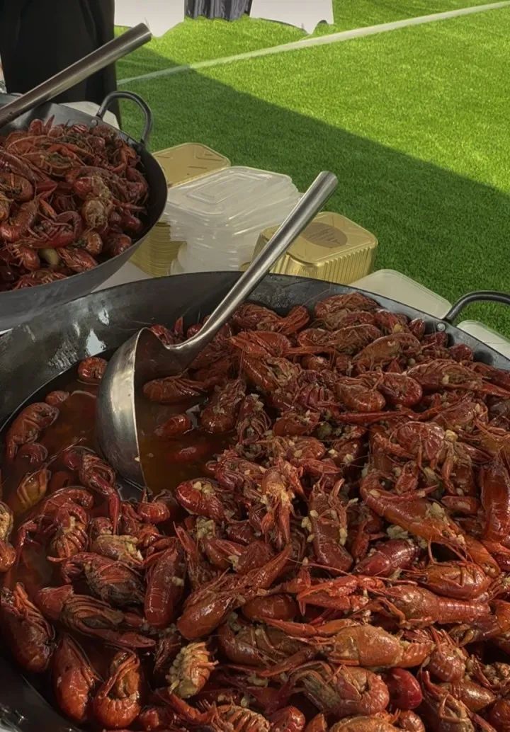 郑州五星级酒店摆地摊“37分钟卖光进账3万”：有市民下午四点开始排队