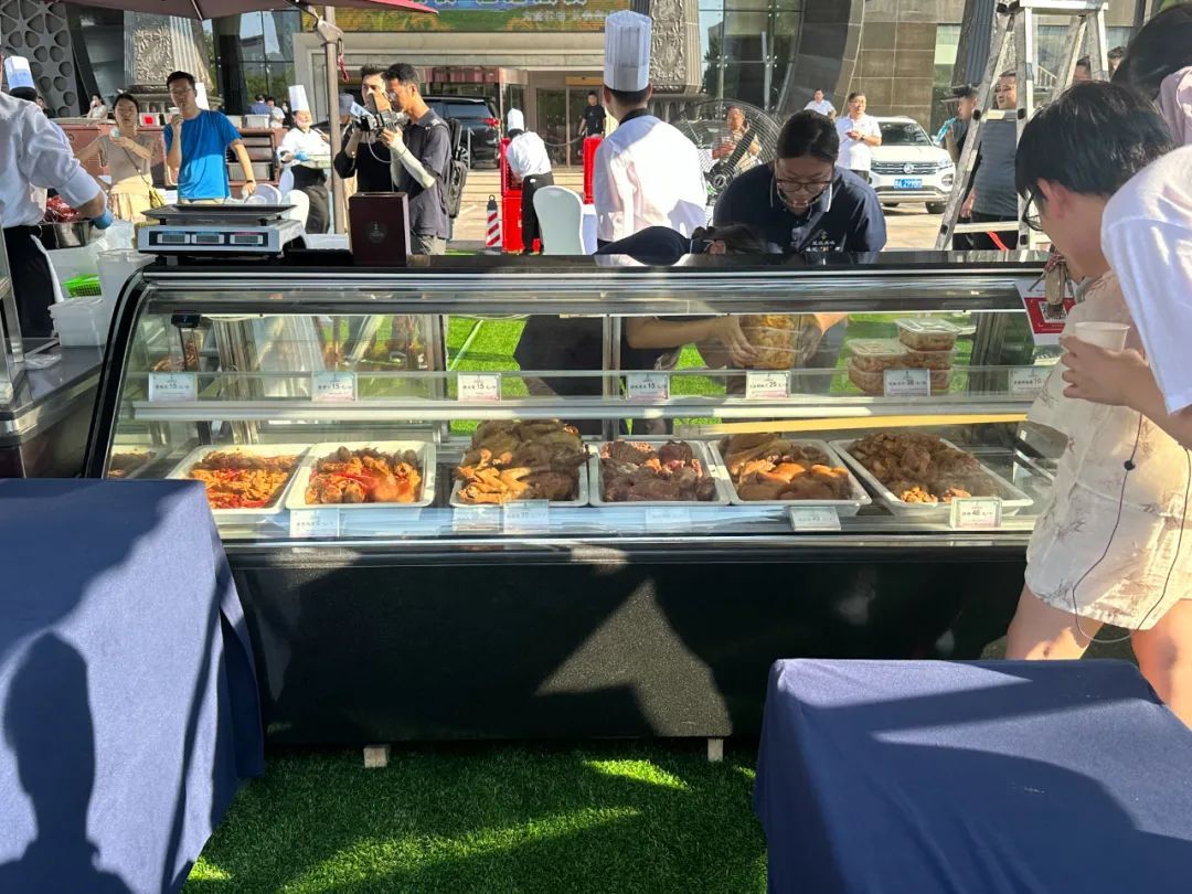 郑州五星级酒店摆地摊“37分钟卖光进账3万”：有市民下午四点开始排队