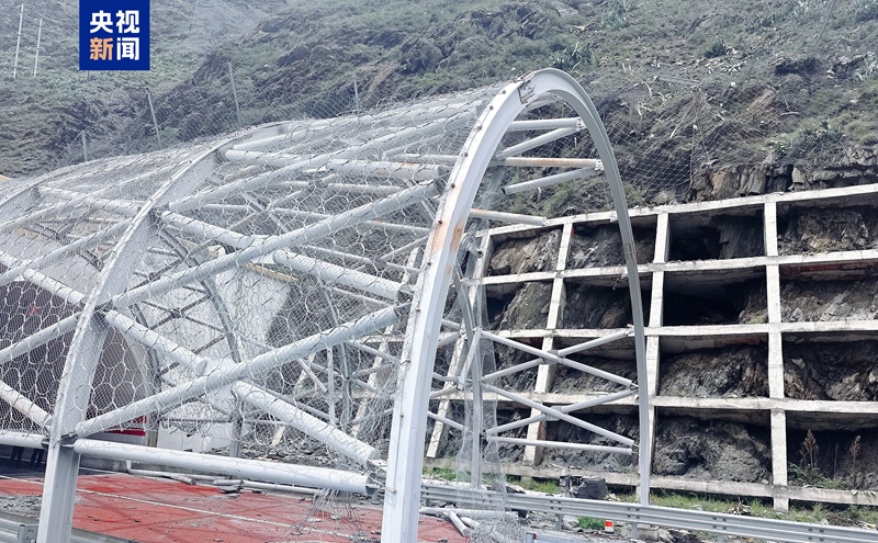 G4217蓉昌高速汶马段因落石临时管制 分时段单向通行