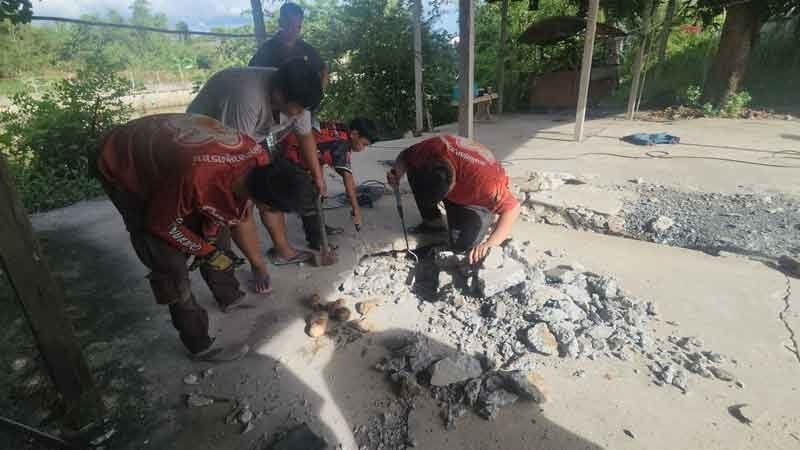 泰国男子停车时看见蛇头,停车场地下竟是蛇窝 泰国男子停车时看见蛇头,停车场地下竟是蛇窝