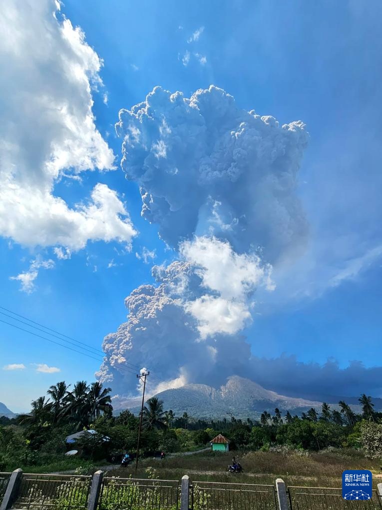 印度尼西亚一火山喷发 火山灰柱高约18公里