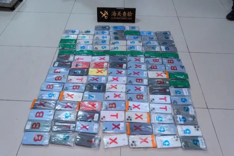 油漆桶内有猫腻!海关查获跨境司机利用油漆桶藏匿旧手机进境案 油漆桶内有猫腻!海关查获跨境司机利用油漆桶藏匿旧手机进境案