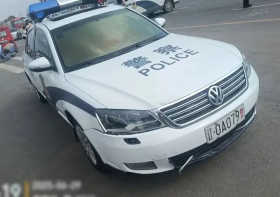 沈阳男子驾“警车”与电动车剐碰，被民警发现私自改装，律师：如情节严重或将获刑