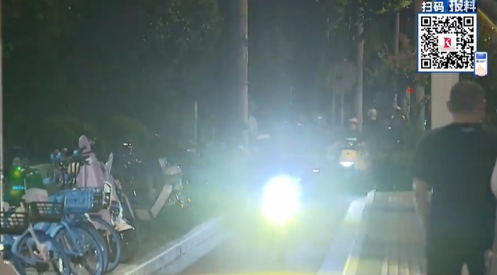 闪瞎眼!上海很多人都这么做!提醒:电动自行车私自加装远光灯涉嫌违规! 闪瞎眼!上海很多人都这么做!提醒:电动自行车私自加装远光灯涉嫌违规!