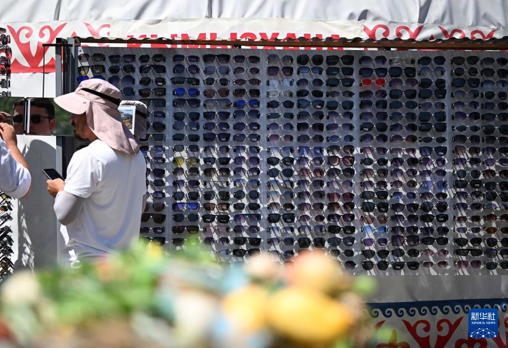 哈萨克斯坦阿拉木图迎来高温天气